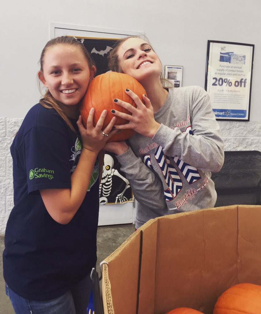emilypschaefer's tweet photo. hallie: where's the pumpkins???
me: on the pumpkin isle๐๐๐ฝ #pumpkinshopping https://t.co/33HKb4lyun