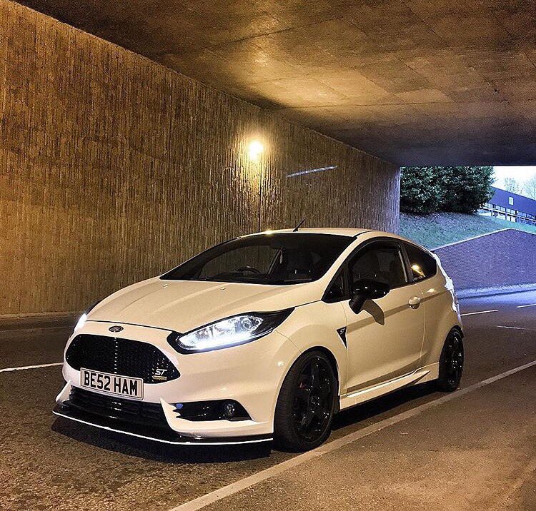 stevepatt1988's tweet photo. Epic shot of Matt's MP215 ST βͺοΈβ«οΈ #fordfiesta #fiestaST #frozenwhite #fiestamk7 #mountune #mp215 #madcow https://t.co/kOiqXBqzj0