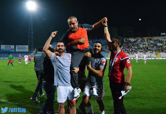 FutbolAnadolu's tweet photo. Adanaspor'da istifa kararı alan teknik direktör Eyüp Arın'a futbolcular ve taraftarlar sahip çıktı. #EyüpArın https://t.co/pBouqVwDza