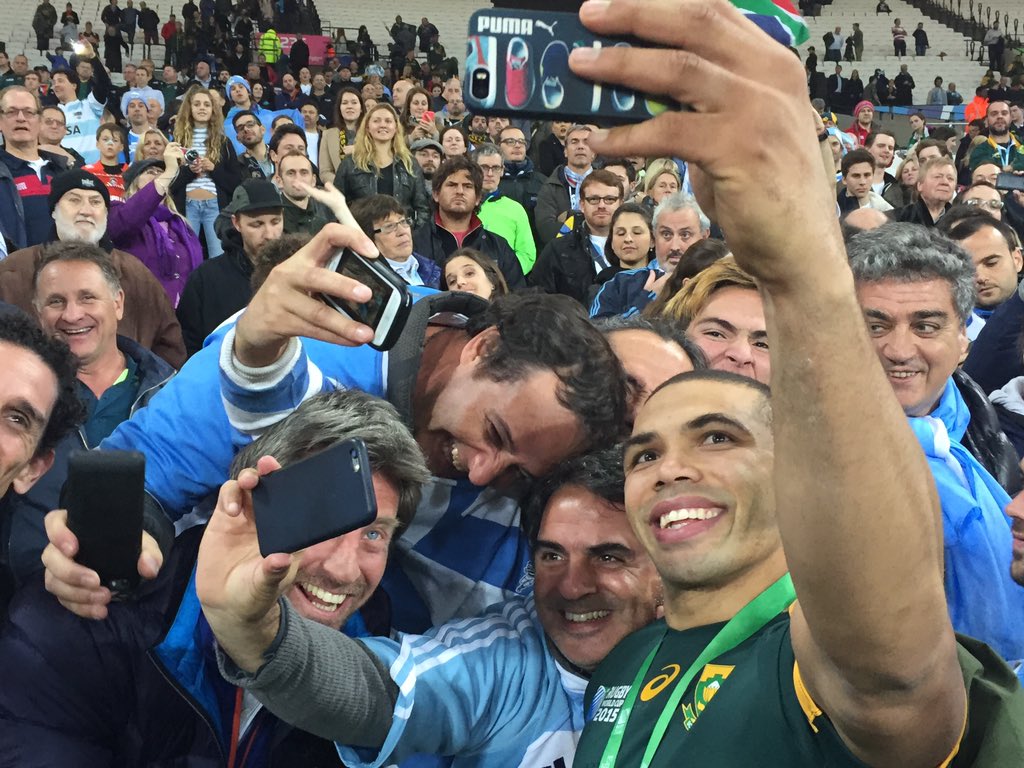 Paramourdurugby's tweet photo. @BryanHabana sous les multiples flashs avec ses fans après la rencontre face aux Pumas #AFSARG #TeamSpirit https://t.co/8ewFGXXeot