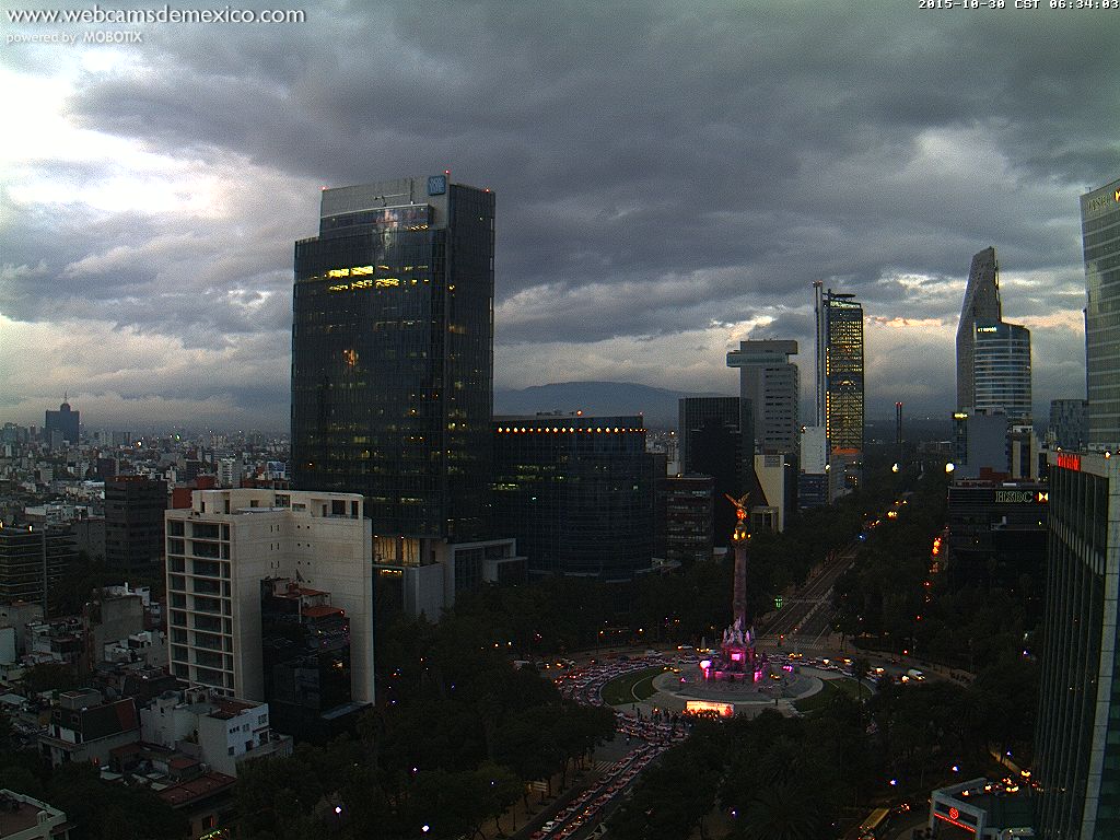 webcamsdemexico's tweet photo. Taxistas forman moño del símbolo contra el cáncer de mama esta mañana en Paseo de la Reforma #CDMX https://t.co/B41MZqpXEv