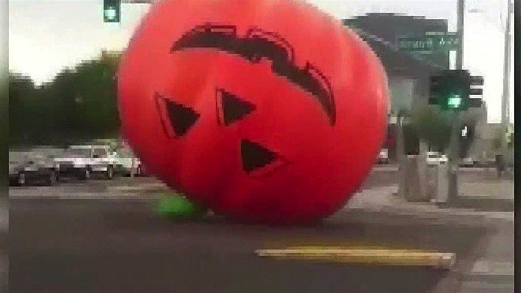 A giant #jackolantern tumbled through #Peoria &amp; terrorized drivers. We're not kidding:
phoenixnewtimes.com/news/giant-jac…