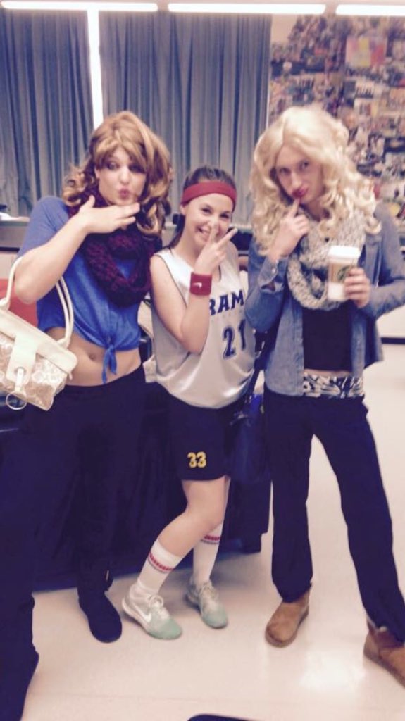 EricoMicko's tweet photo. Lol tb to last year with Trevo #whitegurls #uggs #starbucks #yogapants 😂😂 https://t.co/UHthDXRZPs