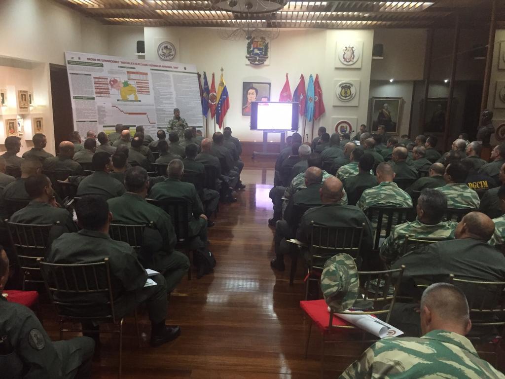 vladimirpadrino's tweet photo. Al momento, revisando planes de actuación de la FANB de cara a Elecciones Parlamentarias. #FirmaremosXLaPaz https://t.co/ToPNMc79Ld