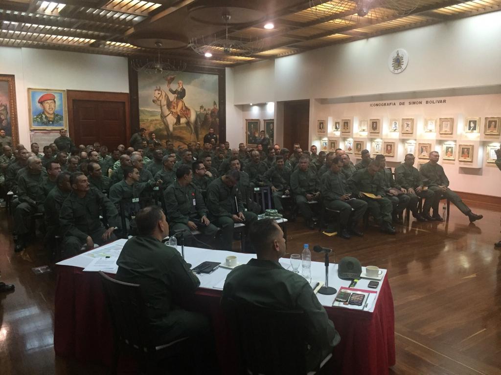 vladimirpadrino's tweet photo. Al momento, revisando planes de actuación de la FANB de cara a Elecciones Parlamentarias. #FirmaremosXLaPaz https://t.co/ToPNMc79Ld