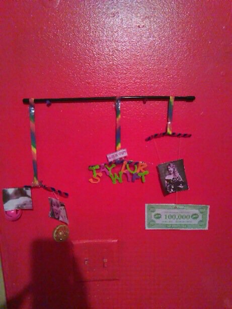 Breezinator5000's tweet photo. My little sisters @taylorswift13 obsession has reached another level with her school project! 😳👀 lol https://t.co/bkhwvAjTAV