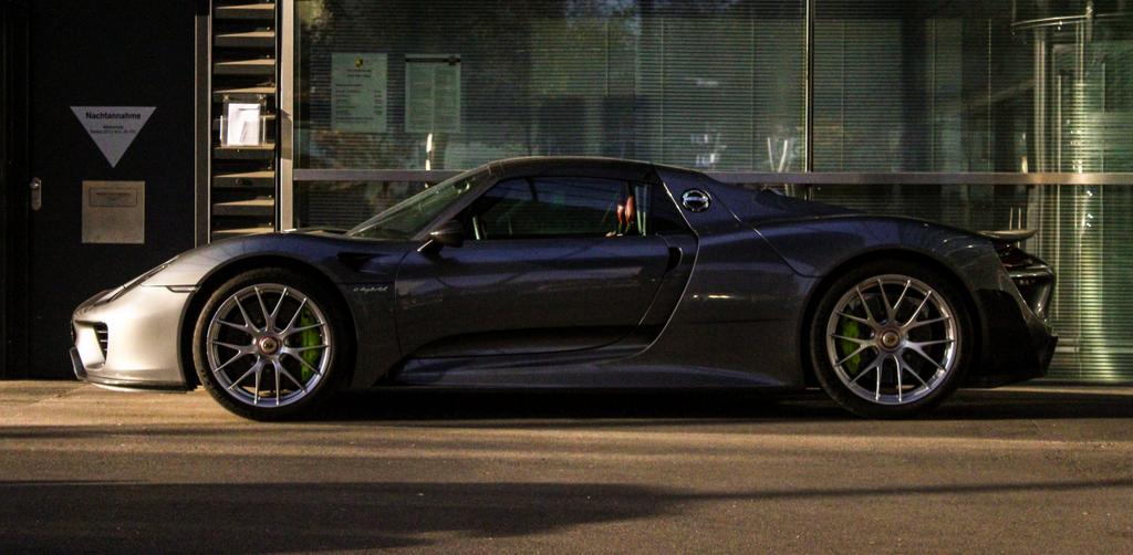 p1thoma's tweet photo. 918 spyder #Stuttgart #887 https://t.co/lMEyRUY81A
