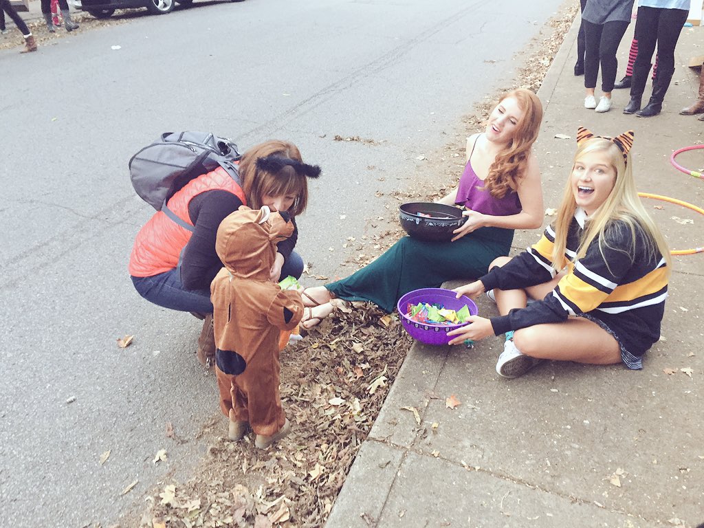 Trick or Treat with the Greeks now until 7:00 pm! 🎃🎃🎃