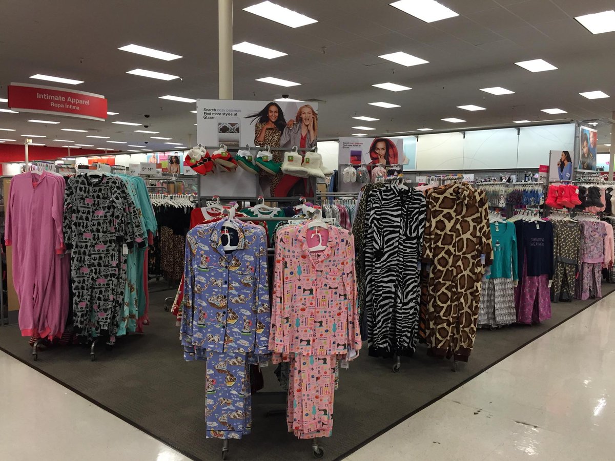 Dcbarnsie's tweet photo. Mad Merchandising skills at T0314!  #DrivingSales #Merchandising #Xmasisaroundthecorner @tcoats6 @SarahTreanor641 https://t.co/9e8dgaX04F