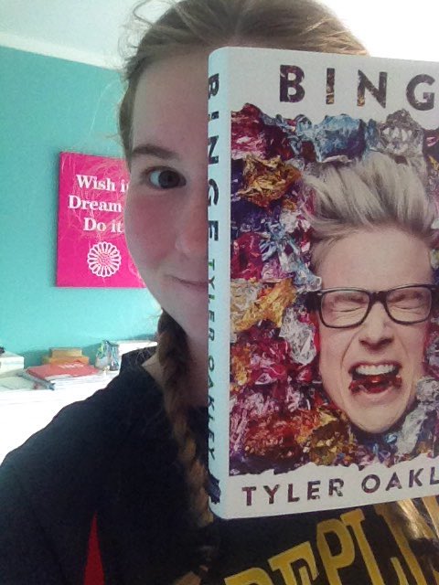 melodramadodie's tweet photo. My copy of Binge just arrived in the mail! #BINGEBOOK @tyleroakley #binge #bingetonumber1 #OurBingeSelfies https://t.co/dtOnzDIbxu