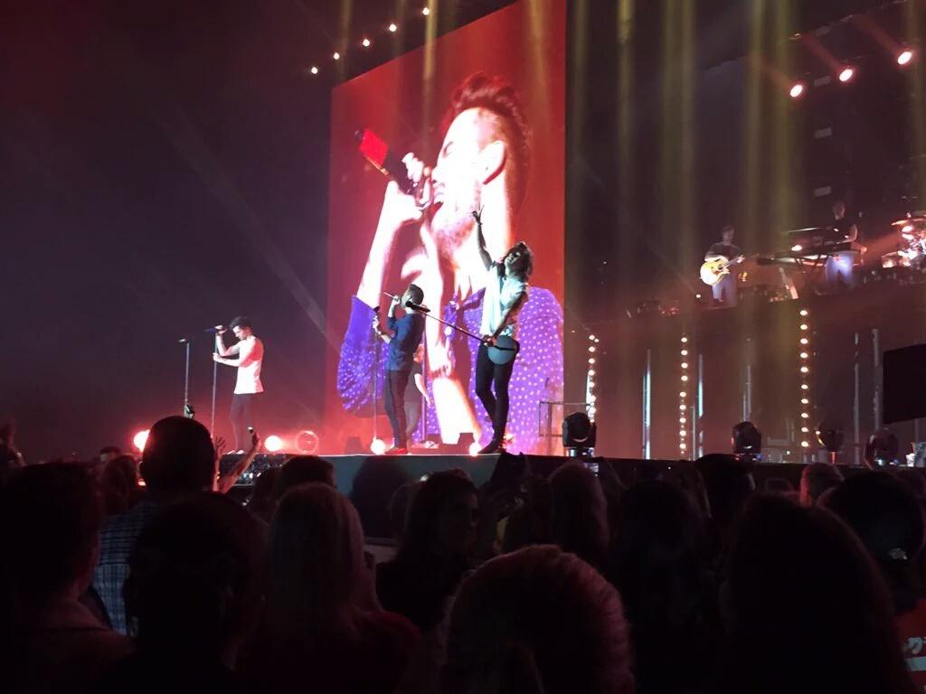 WorldNotes1D's tweet photo. Fotos de los chicos en el escenario.. #WN1D #OTRASheffield2 #AMAs1D * - NAT https://t.co/FCAZyTi87K