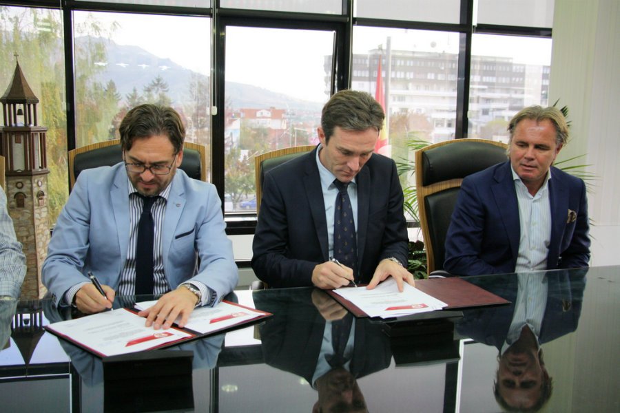 The Prilep mayor and FFM president signing the contract The Prilep mayor and FFM president signing the contract
