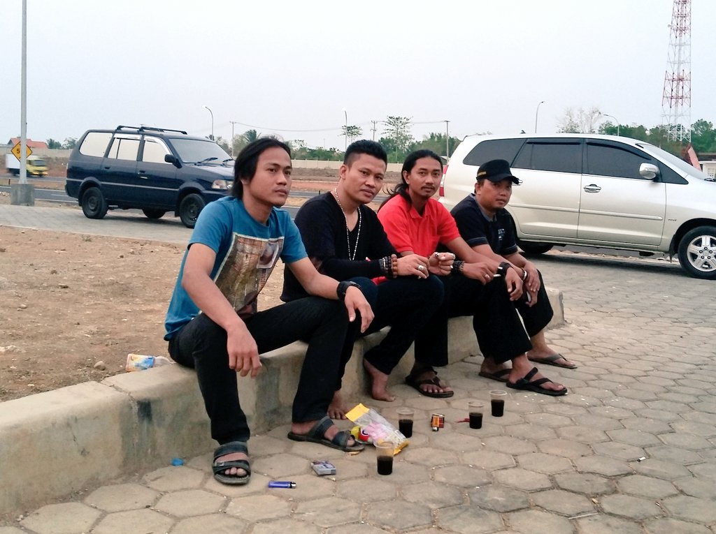 KRM_RANGERS's tweet photo. Minggir dulu ah, ngopi bareng romo @KiRaksaManggala .
Otw Jakarta, buat lanjut ke Bandung.
#SahabatKRM https://t.co/jeaFyTL4vr