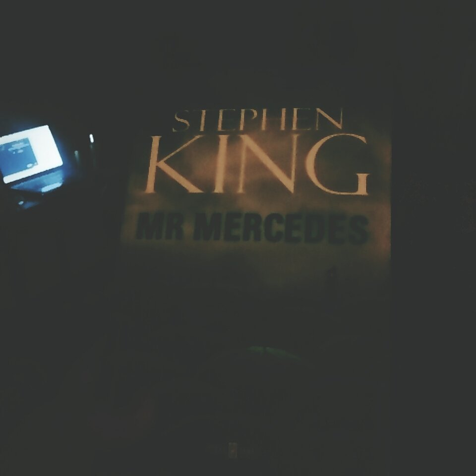 barbaramartelv's tweet photo. Reto 3: Libro a oscuras. Mr Mercedes de Stephen King.
#RetoHalloweenLiterario #DistribuidoraInca #Cuandoleomeenamoro https://t.co/AOpM8EoSAZ