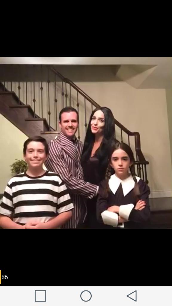 Ashleylorie's tweet photo. @EhBeeFamily love you guys https://t.co/x7jXNIoFgP
