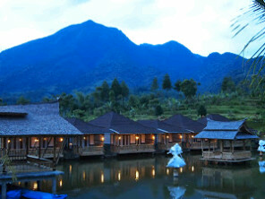 jalan2ceria's tweet photo. Saat yang lain liburan atau sedang mencari daftar liburan.. Kami bekerja + liburan... Outbond Centini resort, Bogor https://t.co/gd0Ik5xbiz