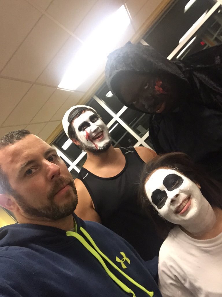 Come visit 1 of our fellow cheerleaders as she joins the rest of the student actors in the #FelsOfScreams 9 till 11!