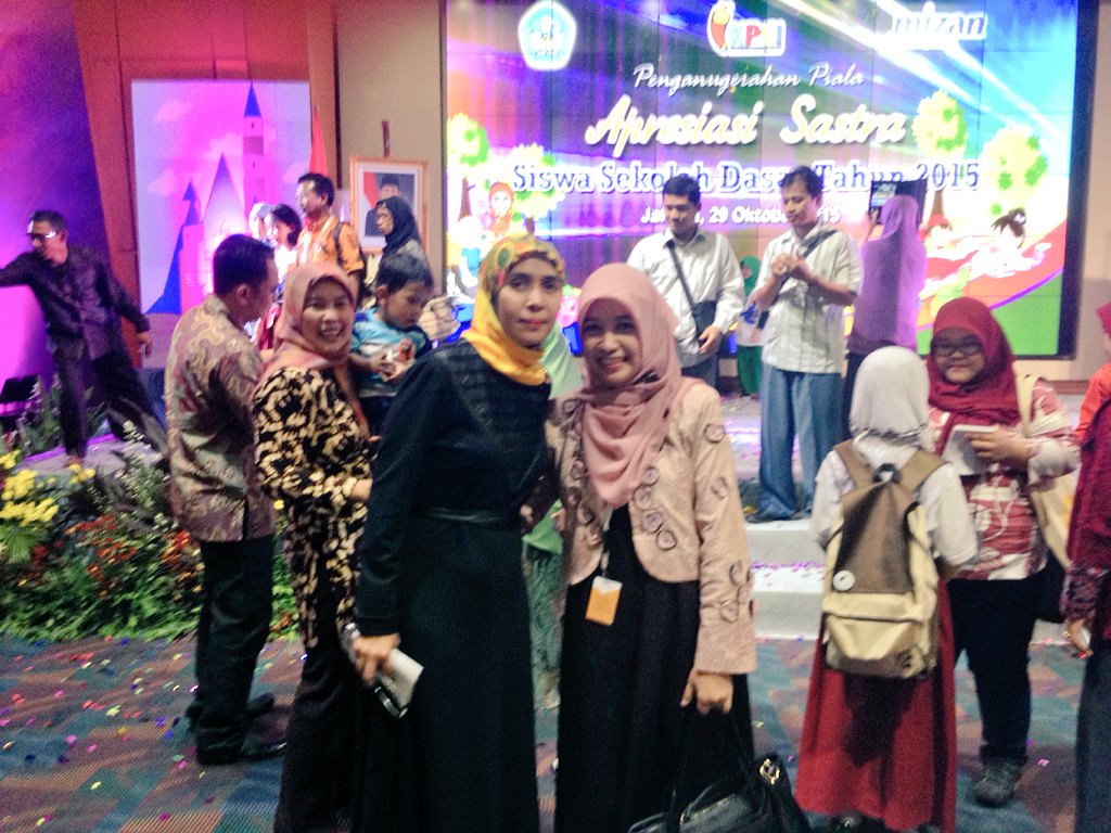 shintahandini's tweet photo. Pertemuan dengan Mbak @sarimeutia_ selalu menghasilkan foto bersama.π #KPCI2015 https://t.co/ejImbH3T7Q