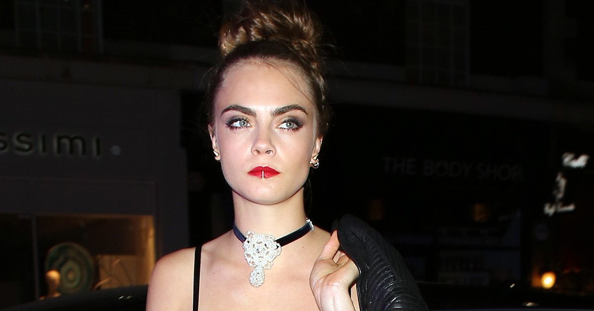 TeenVogue's tweet image. Cara Delevingne's #SuicideSquad Character Is Here—and It's the Best Halloween Costume Ever: tnvge.co/tQ2Mgg1