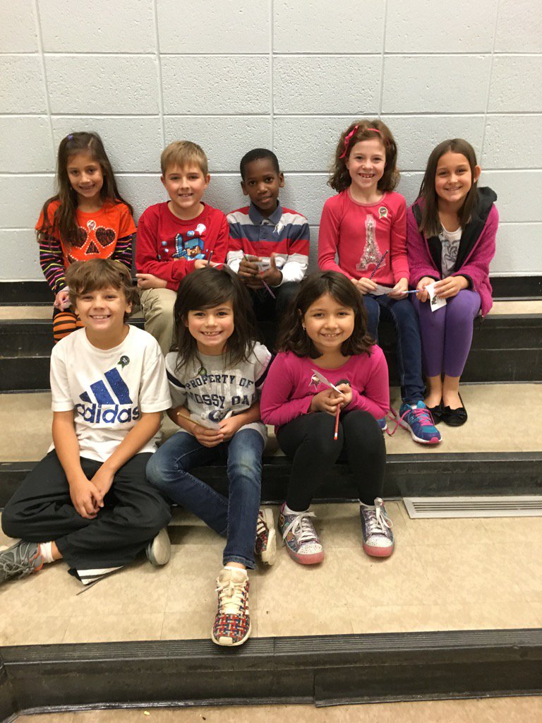 WJMGrade3's tweet photo. Our "Top Dogs" for the last week in October. 🐾 https://t.co/9wmNX2UfbD