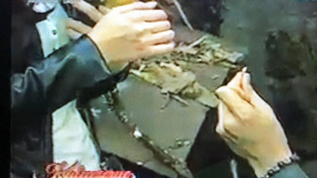AldubGalaxies's tweet photo. What the horn sound💀
The Ring🕯
Forever 😱
#ALDUBBahayNiLOLA https://t.co/oxqOlmoZin