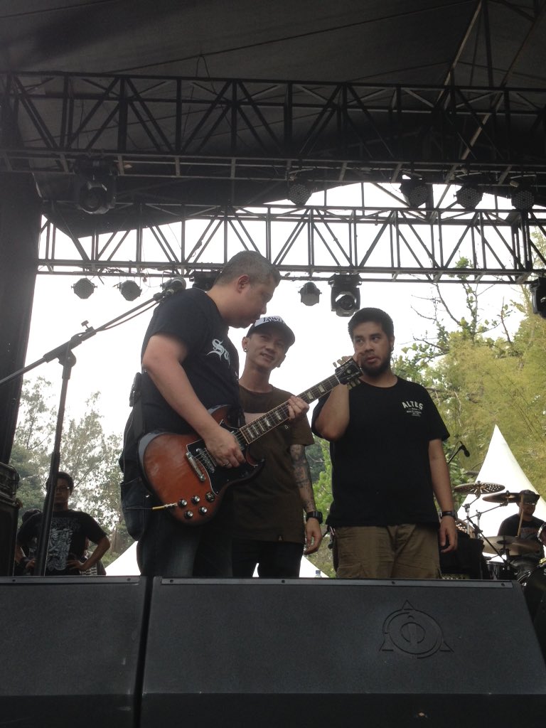 rocktoberID's tweet photo. Soundcheck @aparatmati @sammybramantyo @RickySiahaan @edykhemod @seringai #rocktoberID https://t.co/0uNcVn29lB