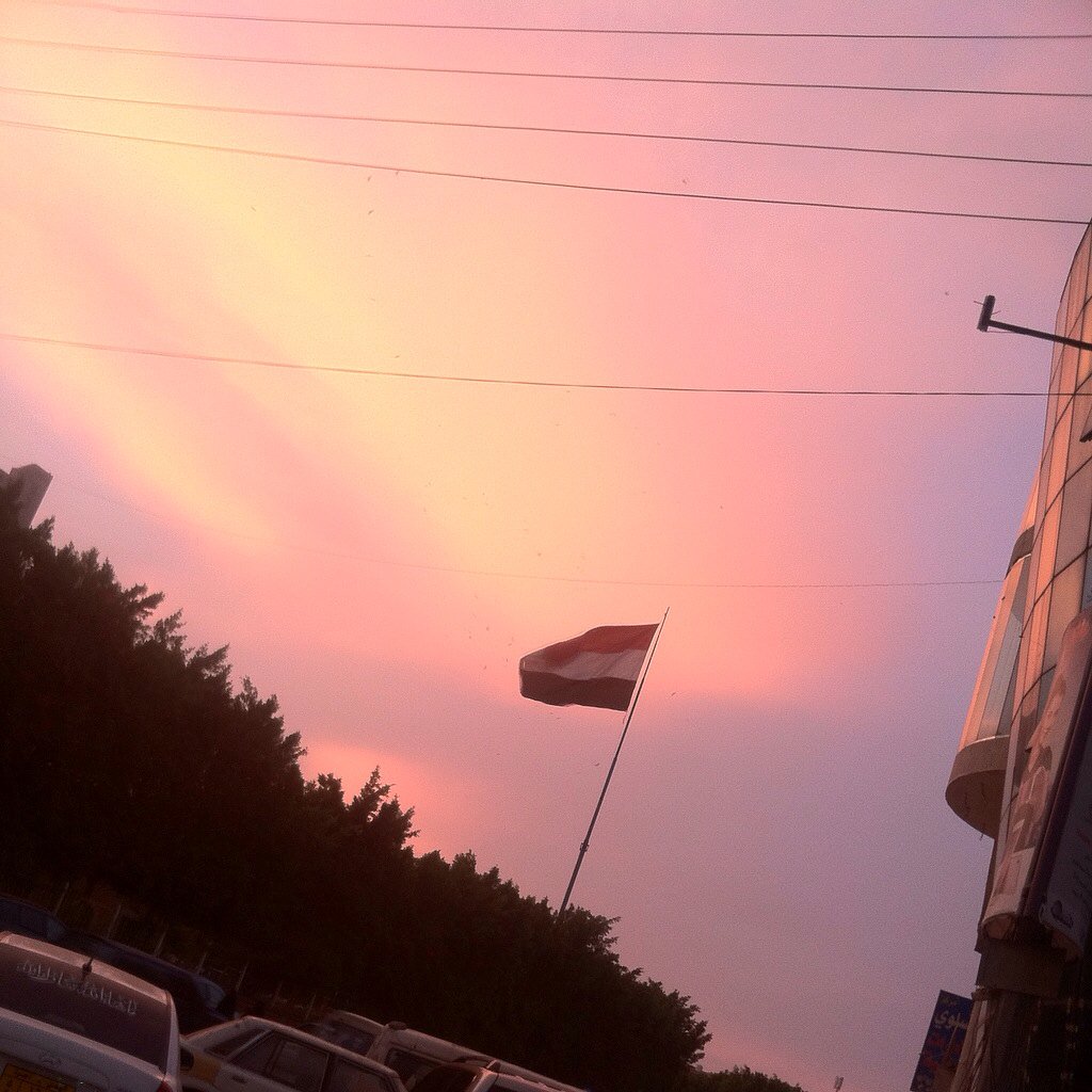 آلــســنآ علئ "آلــحق" إذاً لآ نــبــآلــي وقع #آلمــوت عـليـنآ آم علئ •آلمــوت• وقعــنآ