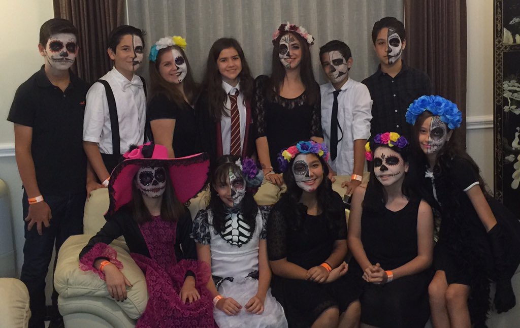 jaz_ashley's tweet photo. #Catrinas 💀🌺 https://t.co/p8SlklwcYt