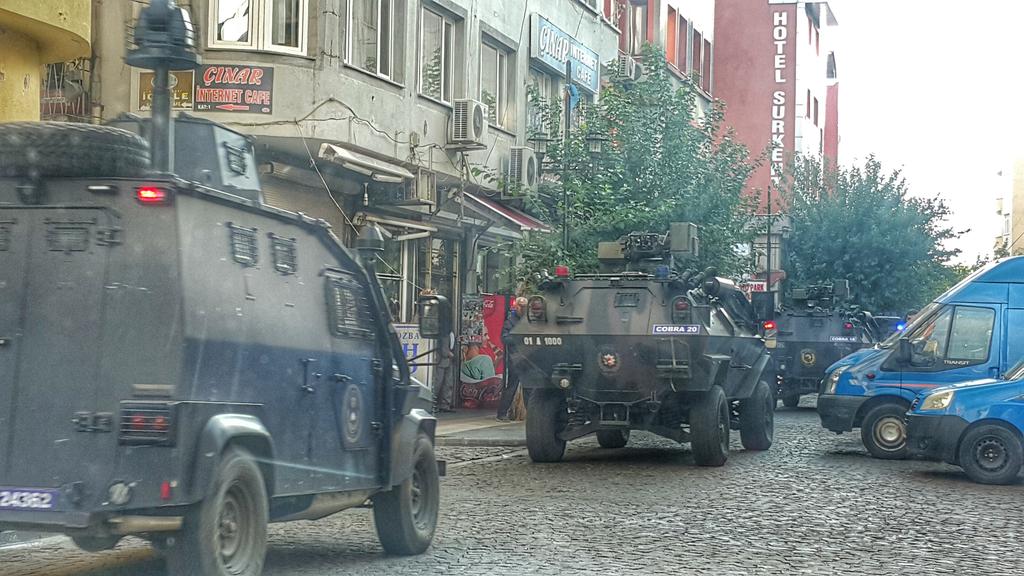 Diyarbakır'da sabah çok sayıda zırhlı araç ve Ford Ranger Sur İlçesinin Saraykapı bölgesine girdi.