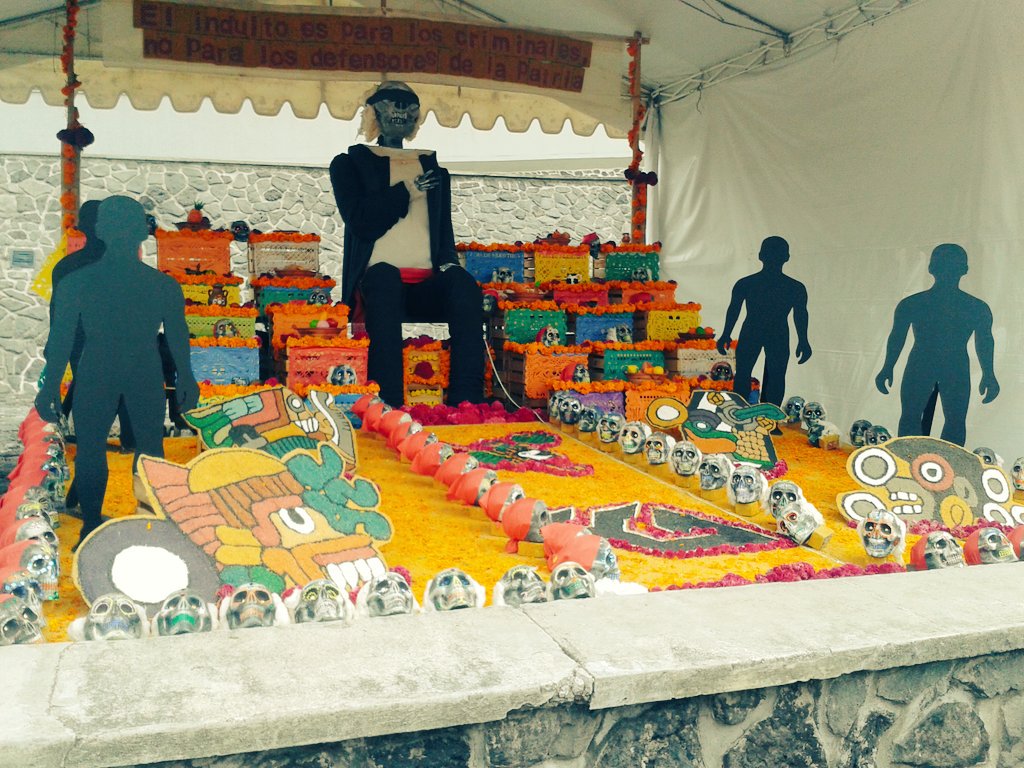 Antoni_Beck's tweet photo. #DiaDeMuertos #OfrendaUNAM https://t.co/EJWmYVI6h2