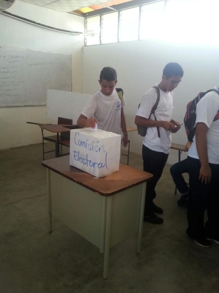 unergprensa1's tweet photo. Proceso electoral en la #Unerg  transcurrió con normalidad. No a la violencia #JusticiaParaEleazar @NicolasMaduro https://t.co/z55zK8SQzK