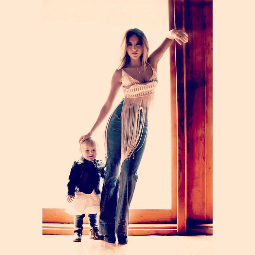 GeraldineBazanO's tweet photo. Alguien se "colo" en mi 📸.... 😍😍😍 #thecutestPhotobomber https://t.co/lADQpEU2S4