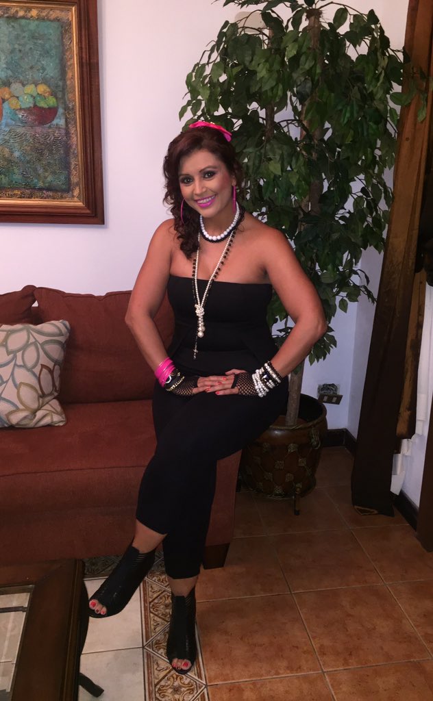 LaNegraCR's tweet photo. Totalmente lista para mi #Noche80's gracias a #torredellobo https://t.co/wTocBfSJTQ