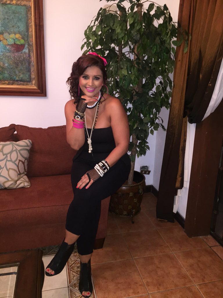 LaNegraCR's tweet photo. Totalmente lista para mi #Noche80's gracias a #torredellobo https://t.co/wTocBfSJTQ