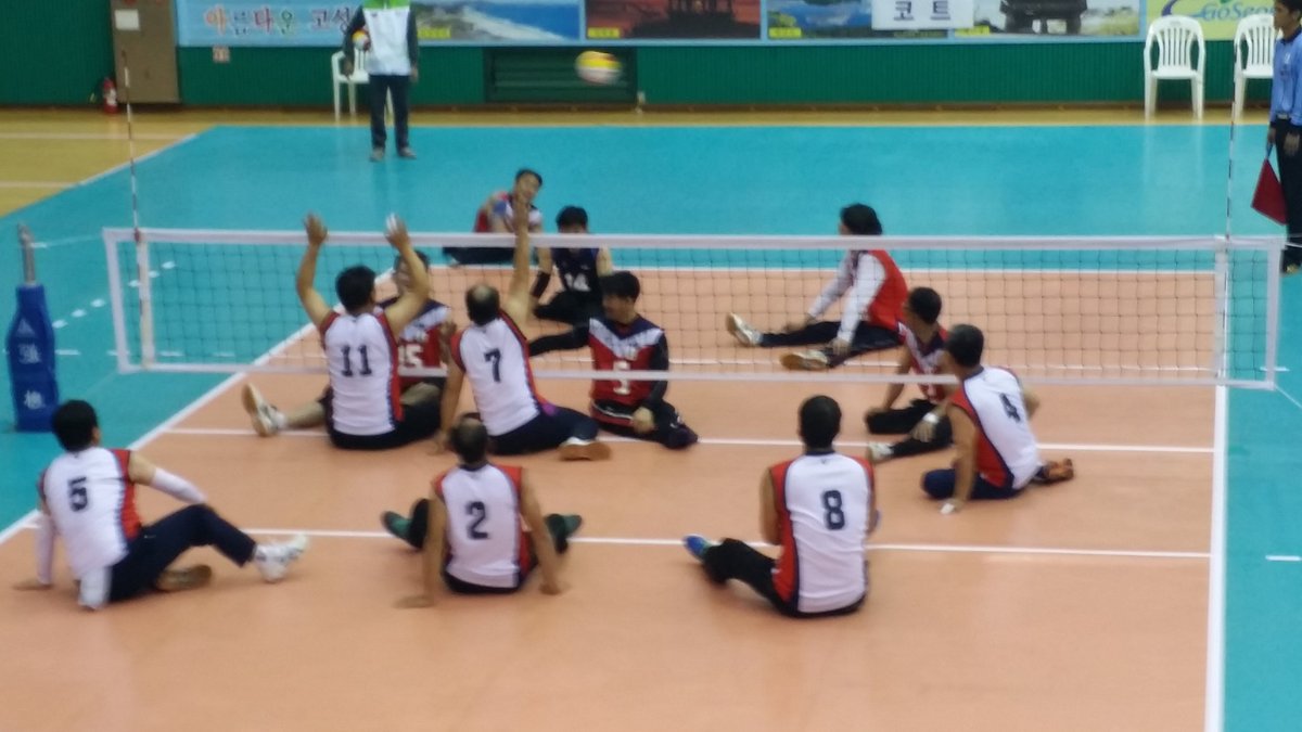 daichungbong's tweet image. 장애인 배구대회는 모든 선수들이 앉아서 하다보니 박진감이 떨어지리라 생각 하겠지만 실제로 보면 엄청난 박진감과 선수들의 정열을 볼 수 있답니다

#강원도 #고성군 #장애인체육대회 #배구경기