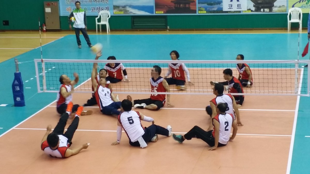 daichungbong's tweet image. 장애인 배구대회는 모든 선수들이 앉아서 하다보니 박진감이 떨어지리라 생각 하겠지만 실제로 보면 엄청난 박진감과 선수들의 정열을 볼 수 있답니다

#강원도 #고성군 #장애인체육대회 #배구경기