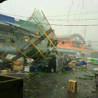 bpbdkotabogor's tweet photo. Dampak kejadian hujan angin kmren sore di sejumlah ti2k di kota Bogor @Sutopo_BNPB @BNPB_Indonesia https://t.co/FsUPTBtZTh