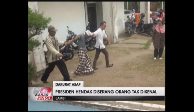 VIVAcoid's tweet photo. [VIDEO] Hendak Salat, Jokowi Nyaris Diserang Orang Tak Dikenal https://t.co/9hYJM8DOsB https://t.co/nwDbmki6CL