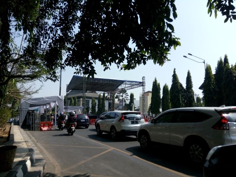 EventSoloRaya's tweet image. Persiapan panggung utk #PengajianAkbar malam nanti di area Tugu Pemandengan depan Balaikota Surakarta. #EventSolo