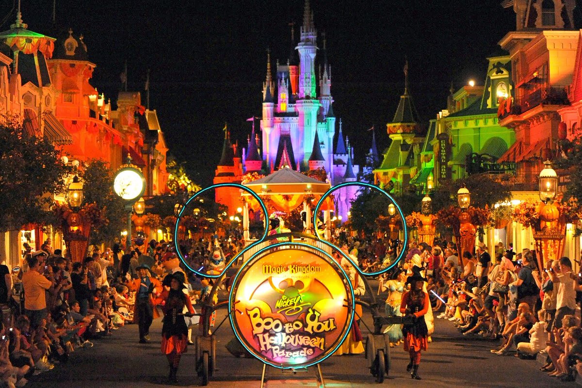 bookpanorama's tweet photo. Disneyland #Paris skrg lg bertemakan halloween, seru banget bisa liat halloween parade nya https://t.co/B51OQojRZD https://t.co/FCodzGQcA8
