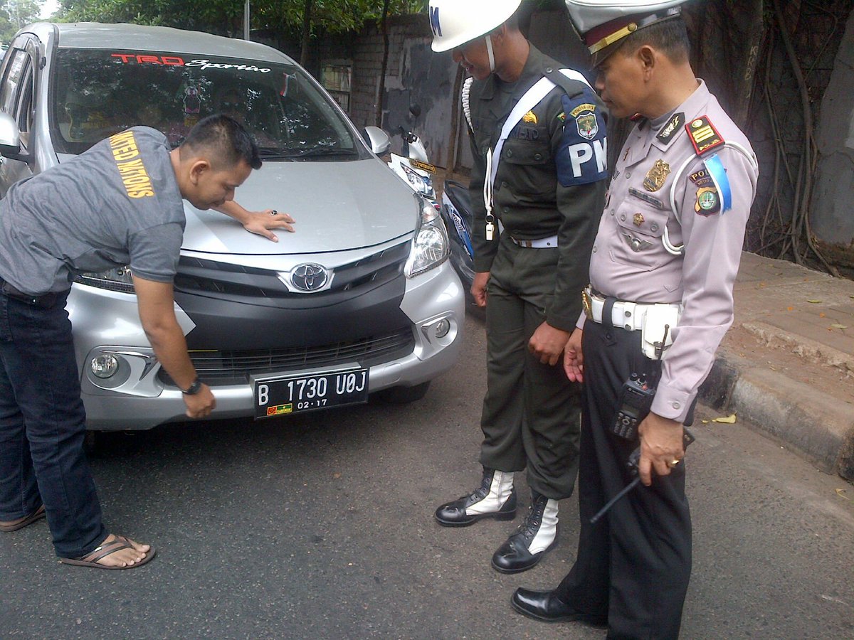 TMCPoldaMetro's tweet photo. 10:05 Pelepasan stiker TNI yg di pasang di plat nomor oleh PM dalam rangka OPs Zebra Jaya https://t.co/ijoOlzqg5Z