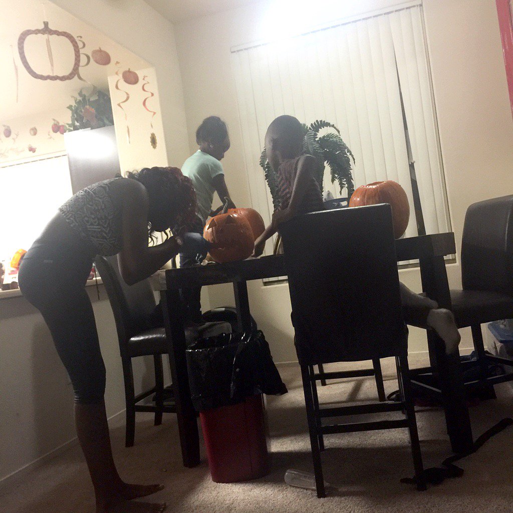 BigbootyMook's tweet photo. The things they do with the kids why I'm gone aww thank you so much family is the best hands down😘😘👌👌🎃🎃🎃 https://t.co/pjijyGgnh9
