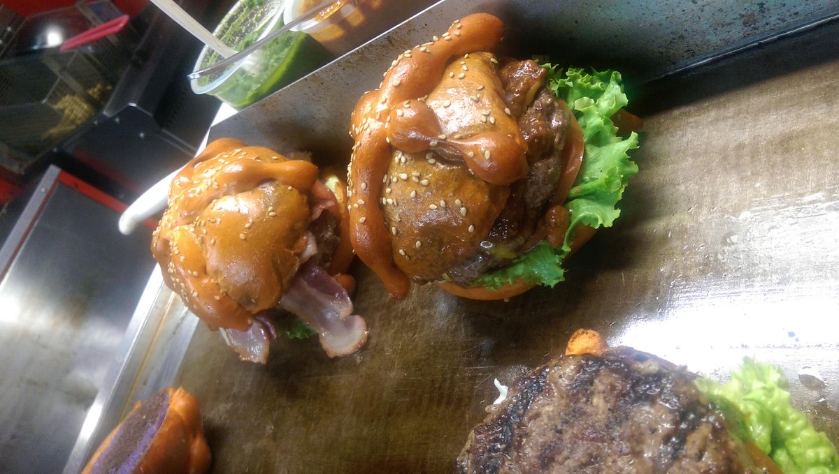 GrillUrbano's tweet photo. Cotorreando con los panes de muerto #booorger #buurger #diademuertos #bestburgers #malditoantojo #bestfoodtruck https://t.co/Q4gWXNOxOn