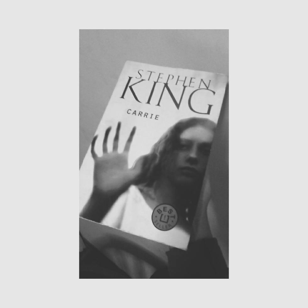 heyitsmiich's tweet photo. Consigna 3: Libro a oscuras
Libro: Carrie
#RetoHalloweenLiterario #DistribuidoraInca #Cuandoleomeenamoro . https://t.co/mnec5jkHcJ