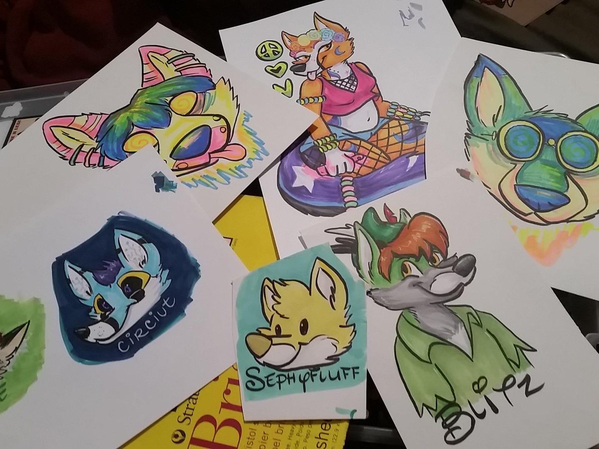 MyrtlesMonsters's tweet photo. Working on pawcon badges for delivery tomorrow! #badgemachine https://t.co/5kQAnVaLh5