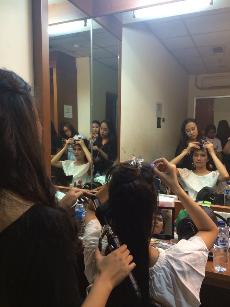MU_Concert's tweet photo. Belum selesai di makeup aja udah cantik, gimana nanti udah di makeup ya? 😝 https://t.co/kocRqxI5RB