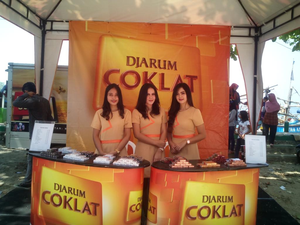 ginsurhad's tweet photo. Tasyakur nelayan Ranca Buaya 2015 #coklatkita https://t.co/5GAWZyto5e