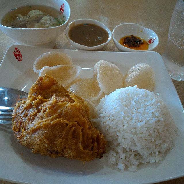 chowking_ph's tweet photo. Cheers to Monday! Greet it with a 1pc #ChineseStyleFriedChicken!
(c) @khimbertha https://t.co/kL6xOONjyN