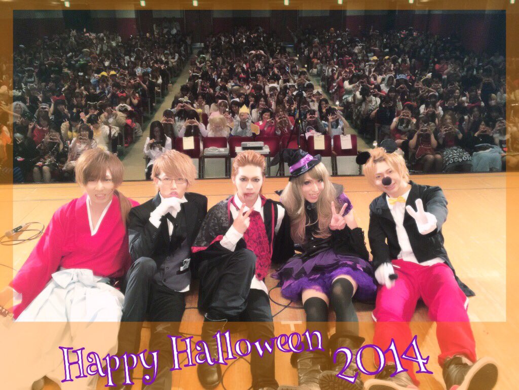 kameleojp's tweet photo. 【カメちゃんねる vol.21】大変お待たせしました！昨年、豊島公会堂にて公開収録を行った「NGライヴ写真大会」が一年の時を経て大公開！→https://t.co/crYznlY93s
ハロウィンのお供に是非ご覧下さい！🎃 https://t.co/KAJvviHAax