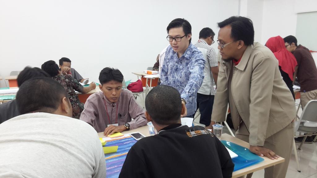 onein20_SBY's tweet photo. Coach @ferdydsavio sedang asyik berdiskusi dengan para peserta SmartBusinessMap Surabaya https://t.co/N4TdifFmqf